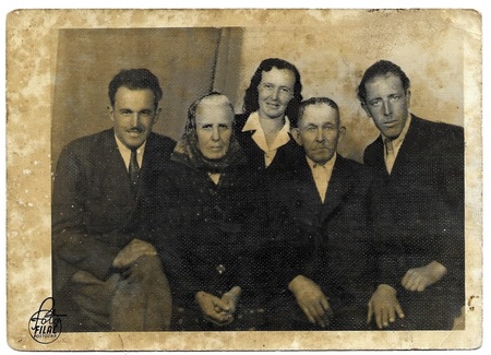 Družina Maver od leve Alojz, mama Ivana, Ivanka , oče Jožef  in Franc. -Po njih se imenujejo bivalne sobe Smrekarjeve domačije.